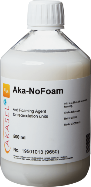 Akasel Aka-NoFoam 500 ml: Clear plastic bottle with a white cap, filled with an anti-foaming agent for recirculating cooling systems. The label features the product name, instructions for use recommending a 0.5–1% mixture, and additional details like the batch number and production date. Specially developed for metallographic applications to prevent foam buildup in recirculating cooling systems during sample preparation and maintain optimal cooling efficiency.