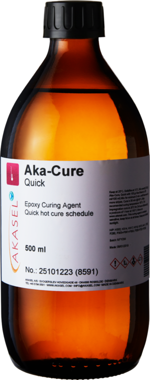 Akasel Aka-Cure Quick: A brown glass bottle with a yellow screw cap, filled with epoxy curing agent for rapid hot-curing processes. The white label features the Akasel logo and the text "Aka-Cure Quick," along with additional information such as "Epoxy Curing Agent," "Quick hot cure schedule," and the volume "500 ml." Safety and usage instructions, as well as hazard symbols, are prominently displayed. Specially developed for metallographic applications, perfect for hard and easily preparable samples with quick curing times and accurate mixing guidelines.