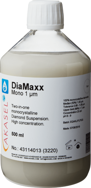 Akasel DiaMaxx Mono 1 µm: A 500 ml plastic bottle with a white screw cap, filled with a light, milky-white monocrystalline diamond suspension. The label shows the product name “DiaMaxx Mono 1 µm” along with the description “Two-in-one monocrystalline Diamond Suspension. High concentration.” Additional details include: “100% monocrystalline diamonds,” “Median (50%) 1.00 µm,” “Tolerance 0.95 – 1.05 µm,” “Upper limit (99%) 1.7 µm,” a diamond concentration of 20 ct/l, and a pH value of 8–9. The label also provides fields for batch number and production date.