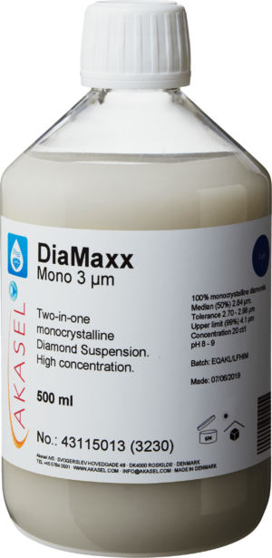 Akasel DiaMaxx Mono 3 µm: A 500 ml plastic bottle with a white screw cap, filled with a light, milky-white monocrystalline diamond suspension. The label shows the product name “DiaMaxx Mono 3 µm” along with the description “Two-in-one monocrystalline Diamond Suspension. High concentration.” Additional information includes: “100% monocrystalline diamonds,” “Median (50%) 2.84 µm,” “Tolerance 2.70 – 2.98 µm,” “Upper limit (99%) 4.1 µm,” a concentration of “20 ct/l,” a pH value of “8 – 9,” and symbols indicating storage and shelf life.