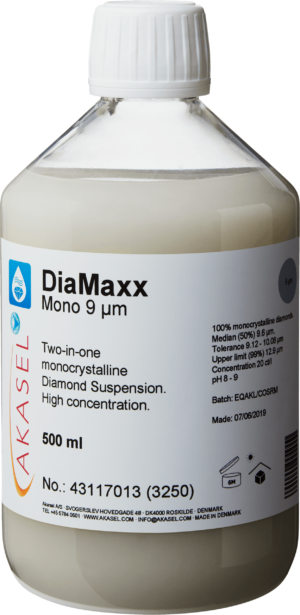 Akasel DiaMaxx Mono 9 µm: A 500 ml plastic bottle with a white screw cap, filled with a light, milky-white monocrystalline diamond suspension, described as a 2-in-1 diamond suspension. The label shows the name “DiaMaxx Mono 9 µm” along with the text “Two-in-one monocrystalline Diamond Suspension. High concentration.” Additional visible information includes: “100% monocrystalline diamonds,” “Median (50%) 9.6 µm,” “Tolerance 9.12 – 10.08 µm,” “Upper limit (99%) 12.9 µm,” and “Concentration 20 ct/l.” Symbols on the label indicate storage conditions, shelf life, as well as batch and production details.