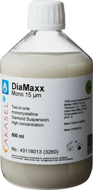 Akasel DiaMaxx Mono 15 µm: A 500 ml plastic bottle with a white screw cap, filled with a light, milky-white monocrystalline diamond suspension, described as a 2-in-1 diamond suspension. The label shows the name “DiaMaxx Mono 15 µm” along with the text “Two-in-one monocrystalline Diamond Suspension. High concentration.” Additional visible information includes: “100% monocrystalline diamonds,” “Median (50%) 15.0 µm,” “Tolerance 14.2 – 15.8 µm,” “Upper limit (99%) 21.5 µm,” and “Concentration 20 ct/l.” Symbols on the label provide instructions on storage, shelf life, as well as batch and production information.