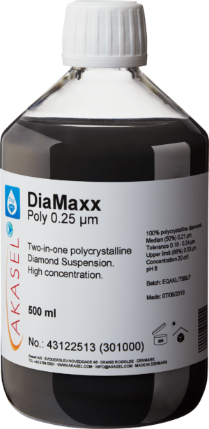 Akasel DiaMaxx Poly 0.25 µm: A 500 ml plastic bottle with a white screw cap, filled with a black 2-in-1 diamond suspension. The label shows the product name “DiaMaxx Poly 0.25 µm” along with the description “Two-in-one polycrystalline Diamond Suspension. High concentration.” Additional information includes: “100% polycrystalline diamonds,” “Median (50%) 0.21 µm,” “Tolerance 0.18 – 0.24 µm,” “Upper limit (99%) 0.53 µm,” a diamond concentration of 20 ct/l, and a pH value of 8. Symbols indicate storage requirements, and the batch number as well as production date are listed.