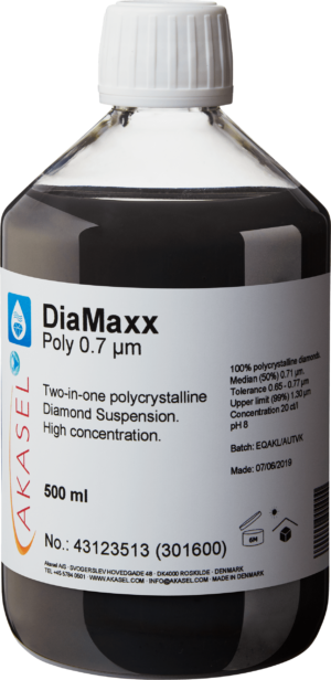 Akasel DiaMaxx Poly 0.7 µm: A 500 ml plastic bottle with a white screw cap, filled with a black liquid. The label displays the product name “DiaMaxx Poly 0.7 µm” along with the description “Two-in-one polycrystalline Diamond Suspension. High concentration.” Additional details on the label include: “100% polycrystalline diamonds,” “Median (50%) 0.71 µm,” “Tolerance 0.65 – 0.77 µm,” “Upper limit (99%) 1.3 µm,” a diamond concentration of 20 ct/l, and a pH value of 8.0. The label also contains a field for the batch number and production date.