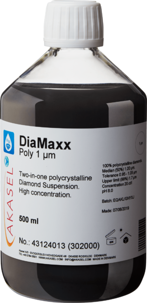 Akasel DiaMaxx Poly 1 µm: A 500 ml plastic bottle with a white screw cap, filled with a black liquid. The label shows the product name “DiaMaxx Poly 1 µm” and describes the 2-in-1 diamond suspension as “Two-in-one polycrystalline Diamond Suspension. High concentration.” Additional information on the label includes: “100% polycrystalline diamonds,” “Median (50%) 1.00 µm,” “Tolerance 0.95 – 1.05 µm,” “Upper limit (99%) 1.7 µm,” a diamond concentration of 20 ct/l, and a pH value of 8.0. The label also contains a field for the batch number and production date.