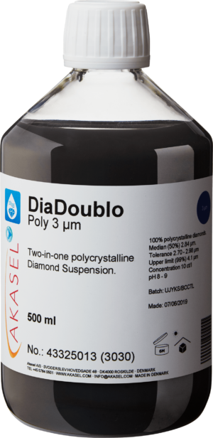 Akasel DiaDoublo Poly 3 µm: A 500 ml plastic bottle with a white screw cap, filled with a black polycrystalline diamond suspension. The label shows the product name “DiaDoublo Poly 3 µm” along with the description “Two-in-one polycrystalline Diamond Suspension.” Additional information includes: “100% polycrystalline diamonds,” “Median (50%) 2.84 µm,” “Tolerance 2.7 – 2.98 µm,” “Upper limit (99%) 4.1 µm,” a concentration of “10 ct/l,” and a pH value of “8 – 9.” Symbols on the label indicate shelf life and storage instructions.