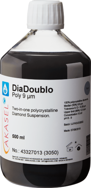 Akasel DiaDoublo Poly 9 µm: A 500 ml plastic bottle with a white screw cap, filled with a black polycrystalline diamond suspension. The label shows the product name “DiaDoublo Poly 9 µm” along with the text “Two-in-one polycrystalline Diamond Suspension.” Additional information includes: “100% polycrystalline diamonds,” “Median (50%) 9.6 µm,” “Tolerance 9.12 – 10.08 µm,” “Upper limit (99%) 12.9 µm,” and a concentration of “10 ct/l.” Symbols on the label provide instructions on storage and shelf life. Batch information and the production date are also clearly visible.
