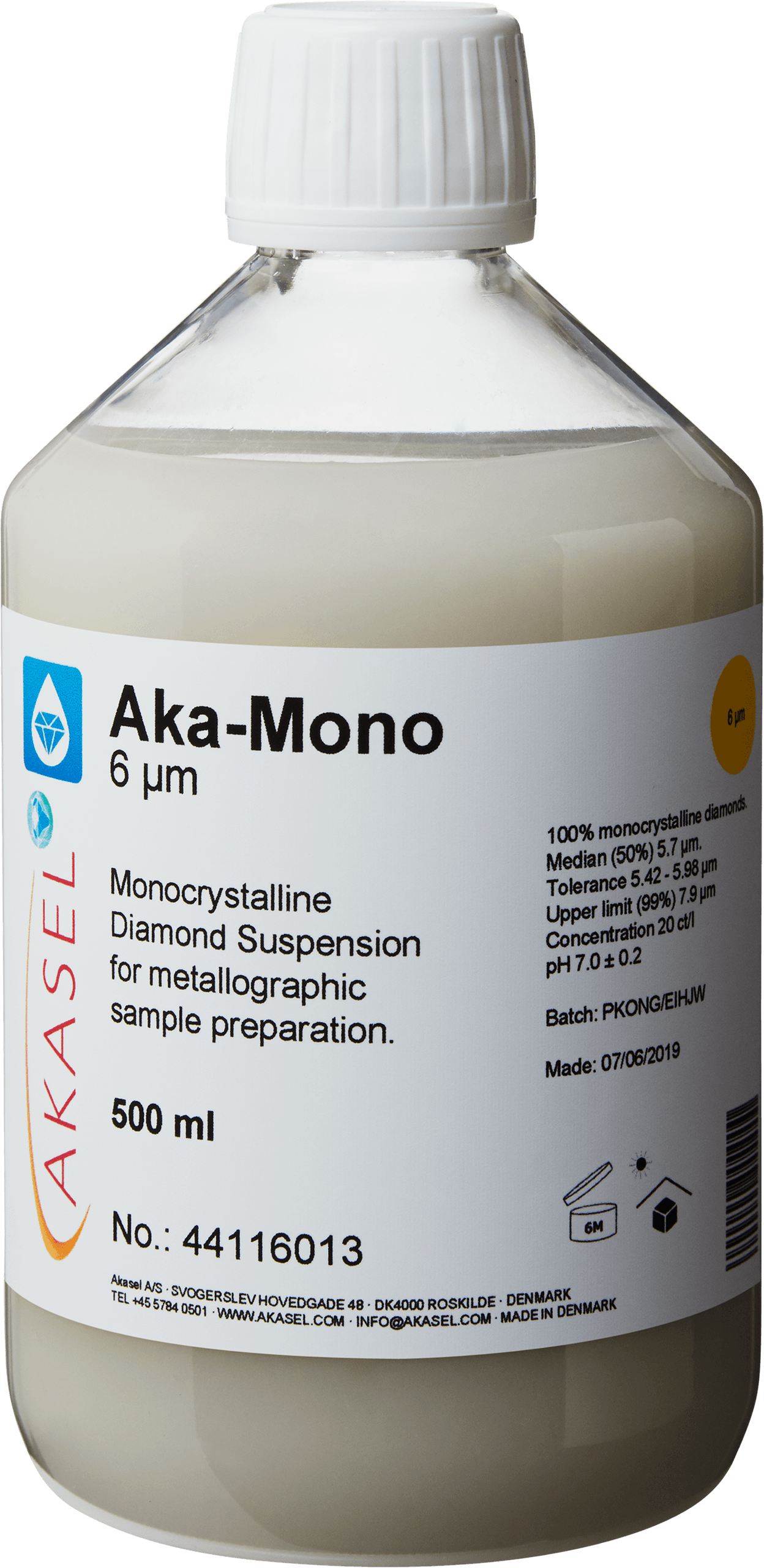 Akasel Aka-Mono 6 µm: 500 ml bottle with a white screw cap, filled with a light, milky-white monocrystalline diamond suspension specially formulated for metallographic sample preparation. The label highlights specifications such as “Diamond concentration of 20 ct/l,” “Median (50%) 5.7 µm,” “Tolerance 5.42 – 5.98 µm,” and “Upper limit (99%) 7.9 µm.” This suspension is perfect for fast and precise preparation of all materials except water-sensitive ones.