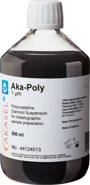 Akasel Aka-Poly 1 µm: 500 ml bottle with a white screw cap containing polycrystalline diamond suspension specially formulated for metallographic sample preparation. The label highlights specifications such as “Diamond concentration of 20 ct/l,” “Median (50%) 1 µm,” “Tolerance 0.95 – 1.05 µm,” and “Upper limit (99%) 1.7 µm.” Suitable for all materials except water-sensitive ones, this suspension ensures fast sample preparation and precise adjustment of the suspension-to-lubricant ratio.