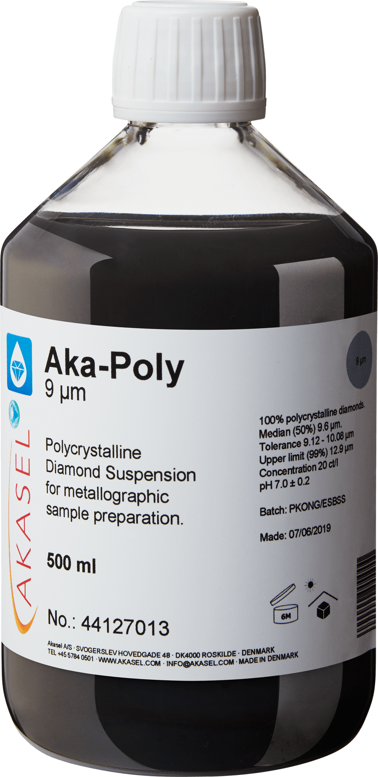 Akasel Aka-Poly 9 µm: 500 ml bottle with a white screw cap, filled with a deep black liquid, a polycrystalline diamond suspension specially formulated for metallographic sample preparation. The label highlights technical specifications such as “Diamond concentration of 20 ct/l,” “Median (50%) 9.6 µm,” “Tolerance 9.12 – 10.08 µm,” and “Upper limit (99%) 12.9 µm.” This suspension is perfect for fast and precise preparation of all materials except water-sensitive ones.