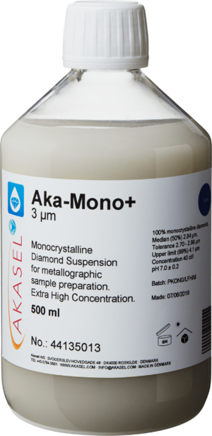 Akasel Aka-Mono+ 3 µm: 500 ml bottle with a white screw cap, filled with a milky-white, slightly opaque monocrystalline diamond suspension specially formulated for metallographic sample preparation. The label highlights specifications such as “Diamond concentration of 40 ct/l,” “Median (50%) 2.84 µm,” “Tolerance 2.7 – 2.98 µm,” and “Upper limit (99%) 4.1 µm.” This suspension is suitable for hard materials, excluding water-sensitive ones, and enables precise adjustment of the suspension-to-lubricant ratio.
