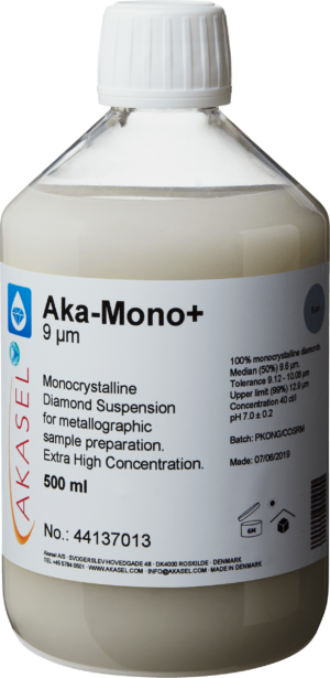 Akasel Aka-Mono+ 9 µm: 500 ml bottle with a white screw cap, filled with a light, milky-white monocrystalline diamond suspension specially formulated for metallographic sample preparation. The label highlights details such as “Diamond concentration of 40 ct/l,” “Median (50%) 9.6 µm,” “Tolerance 9.12 – 10.08 µm,” and “Upper limit (99%) 12.9 µm.” Suitable for all materials except water-sensitive ones, this suspension offers precise adjustment of the suspension-to-lubricant ratio.