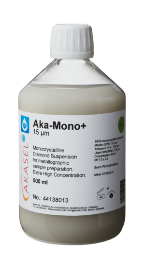 Akasel Aka-Mono+ 15 µm: 500 ml bottle with a white screw cap, filled with a light, milky-white monocrystalline diamond suspension specially formulated for metallographic sample preparation. The label features product details such as “100% monocrystalline diamonds,” “Median (50%) 15.0 µm,” “Tolerance 14.2 – 15.8 µm,” and “Upper limit (99%) 21.5 µm.” This suspension offers an extra-high concentration of 40 ct/l and is perfect for hard materials, excluding water-sensitive ones.