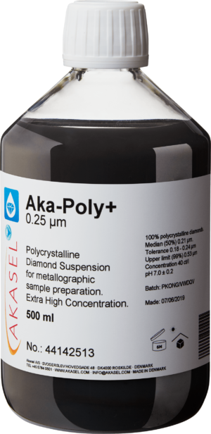 Akasel Aka-Poly+ 0.25 µm: Black diamond-based suspension in a 500 ml bottle with a white screw cap and transparent plastic body. This high-concentration polycrystalline diamond suspension is specially formulated for metallographic sample preparation. The label states "High concentration polycrystalline diamond suspension for metallographic sample preparation" and provides technical details such as "Diamond concentration of 40 ct/l," "Median (50%) 0.21 µm," and "Upper limit (99%) 0.53 µm." Perfect for hard materials, the suspension enables precise adjustment of the suspension-to-lubrication ratio.