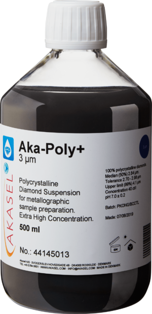 Akasel Aka-Poly+ 3 µm: 500 ml bottle with a white screw cap, filled with a black, opaque polycrystalline diamond suspension specially formulated for metallographic sample preparation. The suspension is suitable for very hard materials, excluding water-sensitive samples. The label highlights specifications such as “Diamond concentration of 40 ct/l,” “Median (50%) 2.84 µm,” “Tolerance 2.7 – 2.98 µm,” and “Upper limit (99%) 4.1 µm.” Aka-Poly+ delivers fast preparation results with exceptional removal rates and allows precise adjustment of the suspension-to-lubricant ratio.