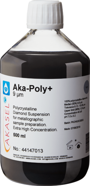 Akasel Aka-Poly+ 9 µm: 500 ml bottle with a white screw cap, filled with a deep black, high-concentration polycrystalline diamond suspension specially formulated for metallographic preparation of hard materials. The label highlights specifications such as “Diamond concentration of 40 ct/l,” “Median (50%) 9.6 µm,” “Tolerance 9.12 – 10.08 µm,” and “Upper limit (99%) 12.9 µm.” This product allows precise adjustment of the suspension-to-lubricant ratio and delivers excellent material removal rates.