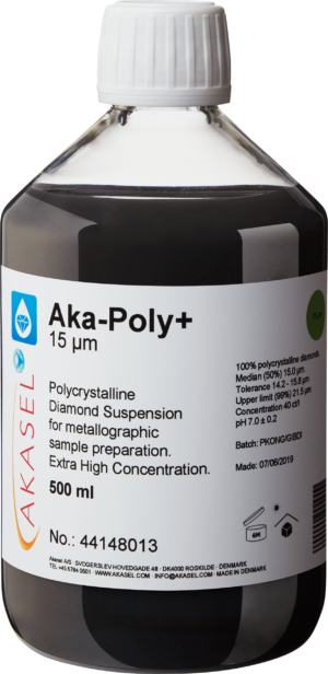 Akasel Aka-Poly+ 15 µm: A 500 ml bottle with a white screw cap, filled with a black, high-concentration polycrystalline diamond suspension specially formulated for metallographic sample preparation. The label provides details such as “Median (50%) 15 µm,” “Tolerance 14.2 – 15.8 µm,” “Upper limit (99%) 21.5 µm,” and a diamond concentration of 40 ct/l. Batch number, manufacturing date, and usage instructions are clearly displayed. The bottle includes the Akasel logo and additional information for the safe and effective use of the product.