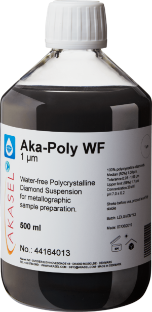 Akasel Aka-Poly WF 1 µm: 500 ml bottle with a white screw cap, containing a black, slightly opaque polycrystalline diamond suspension specially formulated for metallographic preparation of water-sensitive materials. The water-free glycol-based formulation is free from oils, hazardous substances, and flammable components. The label highlights specifications such as “Diamond concentration of 20 ct/l,” “Median (50%) 1 µm,” “Tolerance 0.95 – 1.05 µm,” and “Upper limit (99%) 1.7 µm.” Aka-Poly WF delivers fast and precise preparation results and is recommended for use with the water-free lubricant Aka-Lube Clear.