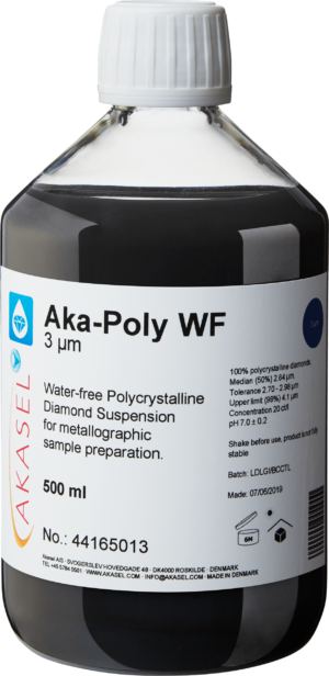 Akasel Aka-Poly WF 3 µm: 500 ml bottle with a white screw cap, filled with a black, opaque polycrystalline diamond suspension specially designed for metallographic preparation of water-sensitive materials. The glycol-based formulation is oil-free, contains no hazardous substances, and has a water content of less than 0.1%. The label features properties such as “Diamond concentration of 20 ct/l,” “Median (50%) 2.84 µm,” “Tolerance 2.7 – 2.98 µm,” and “Upper limit (99%) 4.1 µm.” For best results, use in combination with Aka-Lube Clear.