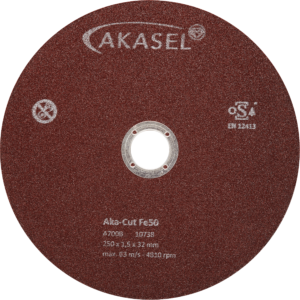 Akasel Aka-Cut Fe50: Brown cutting wheel with a 250 mm diameter. The Akasel logo is prominently displayed on the wheel, alongside the model designation "Aka-Cut Fe50." Other markings include technical specifications such as "250 x 1.5 x 32 mm," maximum speed "63 m/s - 4810 rpm," and the oSa safety symbol. Specially designed for metallographic applications, perfect for precise cutting of hard steels and ferrous metals with a hardness of approximately 350–700 HV (50 HRC).