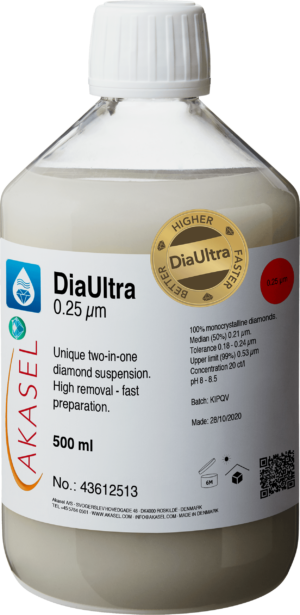 Akasel DiaUltra 0.25 µm premium diamond suspension bottle with 100% monocrystalline diamonds, used for metallographic polishing. The bottle features a white cap and a detailed label showing concentration, particle size, median, tolerance, upper limit, and pH. Unique 2-in-1 diamond suspension for high removal and fast preparation, 500 ml.