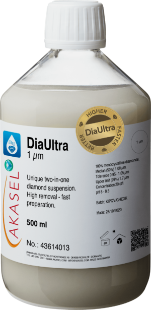 Akasel DiaUltra 1 µm premium diamond suspension bottle with 100% monocrystalline diamonds, used for metallographic polishing. The bottle features a white cap and a detailed label showing concentration, particle size, median, tolerance, upper limit, and pH. Unique 2-in-1 diamond suspension for high removal and fast preparation, 500 ml.