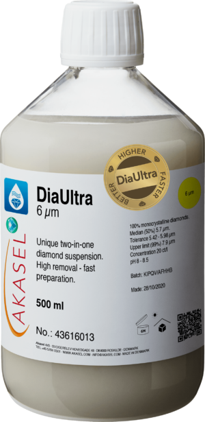 Akasel DiaUltra 6 µm Premium-Diamantsuspension mit 100% monokristallinen Diamanten, verwendet zur metallografischen Politur. Die Flasche hat einen weißen Deckel und ein detailliertes Etikett, das die Konzentration, Partikelgröße, Median, Toleranz, Obergrenze und den pH-Wert zeigt. Einzigartige 2-in-1-Diamantsuspension für hohen Abtrag und schnelle Vorbereitung, 500 ml.