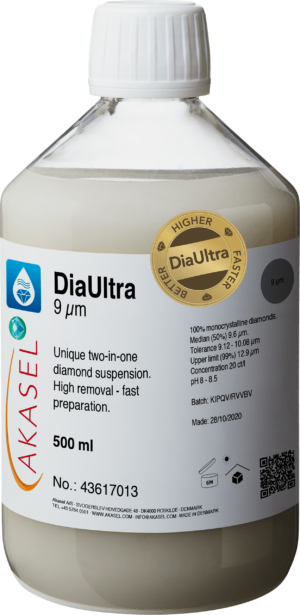 Akasel DiaUltra 9 µm premium diamond suspension bottle with 100% monocrystalline diamonds, used for metallographic polishing. The bottle features a white cap and a detailed label showing concentration, particle size, median, tolerance, upper limit, and pH. Unique 2-in-1 diamond suspension for high removal and fast preparation, 500 ml.