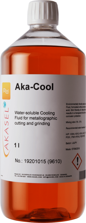 Akasel Aka-Cool 500 ml: Clear plastic bottle with a white screw cap, containing an orange, water-soluble coolant for recirculating cooling systems. The label displays the product name, directions to mix 3–5% with water, as well as the batch number and production date. Specially developed for metallographic applications to provide efficient cooling during sample preparation and reduce heat build-up.