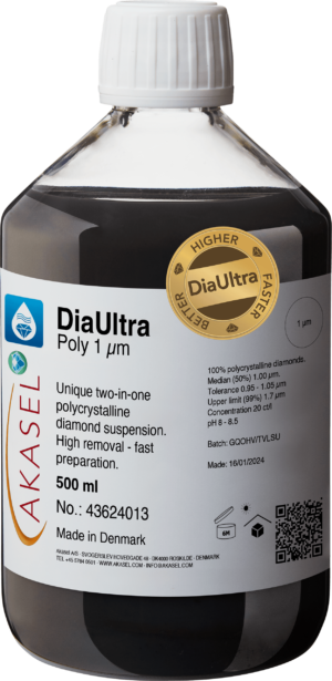 Akasel DiaUltra Poly 1 µm premium 100% polycrystalline diamond suspension for metallographic polishing, in a 500 ml bottle with a white cap. The detailed label shows concentration, particle size, median, tolerance, upper limit, and pH. Unique 2-in-1 diamond suspension for high removal and fast preparation, 500ml
