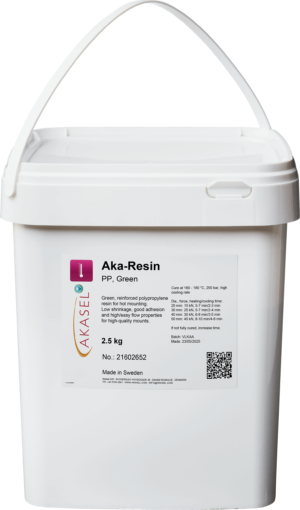 Product image of Aka-Resin PP, Green – a 2.5 kg container of reinforced polypropylene resin for hot mounting. The label displays curing details and product number 21602668, with benefits like low shrinkage, strong adhesion, and smooth flow, suitable for high-quality mounting applications.