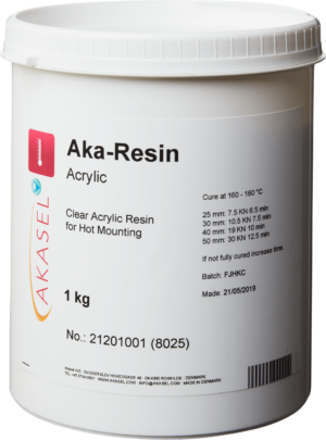 Akasel Aka-Resin Acrylic, white container with a lid containing clear acrylic resin for hot mounting. The label displays the product name, "Clear Acrylic Resin for Hot Mounting," the weight of 1 kg, and Article No. 21201001 (8025). It also includes curing times and specific parameters for samples sized from 25 mm to 50 mm. Specifically designed for metallographic applications, ideal for preparing transparent mounts for precise analysis.