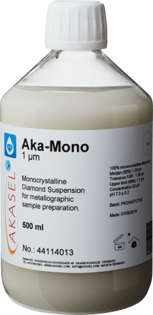 Akasel Aka-Mono 1 µm: 500 ml bottle with a white screw cap, containing a light, milky-white, opalescent monocrystalline diamond suspension specifically designed for metallographic sample preparation. The suspension is based on an oil- or glycol-based formula and contains microscopic diamond particles, giving it a slightly cloudy appearance. The label prominently displays detailed specifications such as “Diamond concentration of 20 ct/l,” “Median (50%) 1 µm,” “Tolerance 0.95 – 1.05 µm,” and “Upper limit (99%) 1.7 µm.” Designed for all materials except water-sensitive ones, the suspension allows precise adjustment of the suspension-to-lubricant ratio and is ideal for quick and effective sample preparation.