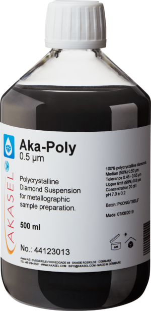 Akasel Aka-Poly 0.5 µm: Black 500 ml bottle with a white screw cap containing polycrystalline diamond suspension specifically designed for metallographic sample preparation. The label includes details such as “Diamond concentration of 20 ct/l,” “Median (50%) 0.5 µm,” “Tolerance 0.45 – 0.55 µm,” and “Upper limit (99%) 0.8 µm.” This suspension is recommended for all materials except water-sensitive ones and provides rapid sample preparation as well as precise adjustment of the suspension-to-lubricant ratio.