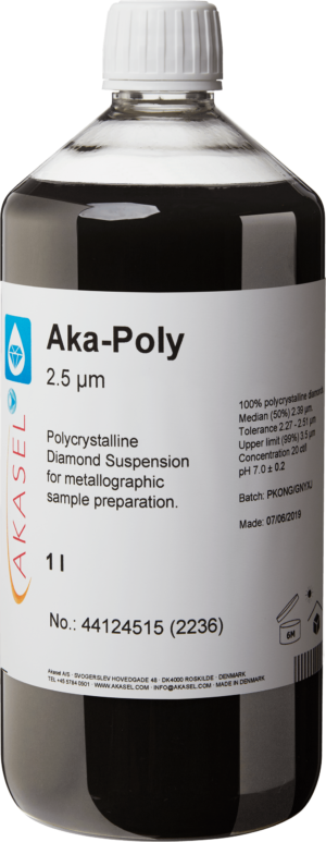 Akasel Aka-Poly 2.5 µm: 1-litre bottle with a white screw cap, containing a black, opaque polycrystalline diamond suspension specifically designed for metallographic sample preparation. The label includes specifications such as “Diamond concentration of 20 ct/l,” “Median (50%) 2.39 µm,” “Tolerance 2.27 – 2.51 µm,” and “Upper limit (99%) 3.5 µm.” This suspension is ideal for all materials except water-sensitive ones and allows precise adjustment of the suspension-to-lubricant ratio.