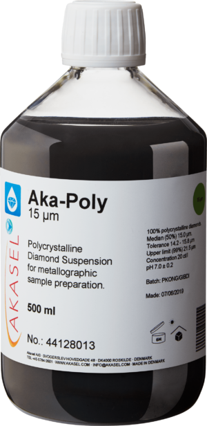 Akasel Aka-Poly 15 µm: 500 ml bottle with a white screw cap, containing a black, polycrystalline diamond suspension specifically designed for metallographic sample preparation. The label displays specifications including “100% polycrystalline diamonds,” “Median (50%) 15 µm,” “Tolerance 14.2 – 15.8 µm,” and “Upper limit (99%) 21.5 µm.” This suspension provides a diamond concentration of 20 ct/l and is suitable for various materials, excluding water-sensitive ones.