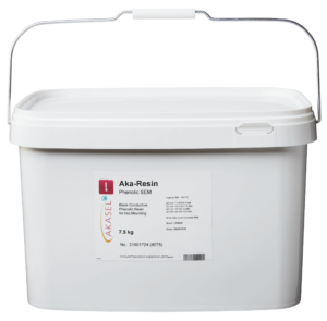 Product image of Aka-Resin Phenolic SEM – a 7.5 kg container of black conductive phenolic resin for hot mounting. The white bucket is labelled with product number 21501724 (8075) and curing parameters of 150–160 °C with timing guidelines for different sample sizes, ideal for preparing conductive mounts for SEM (scanning electron microscopy) analysis.