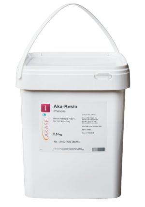Akasel Aka-Resin Phenolic, black phenolic resin in a white plastic container with a handle. The label displays the product name "Aka-Resin Phenolic," "Black Phenolic Resin for Hot Mounting," weight 2.5 kg, Article No. 21501122 (8055), and curing instructions at 160–180 °C. Additional details specify curing times and parameters for samples with diameters from 25 mm to 50 mm. Specifically designed for metallographic applications to prepare samples for further analysis.