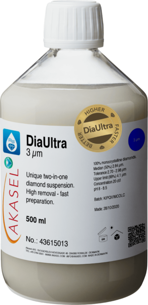 Flacon de suspension diamantée Akasel DiaUltra 3 µm de première qualité avec 100 % de diamants monocristallins, utilisés pour le polissage métallographique. Le flacon est muni d'un bouchon blanc et d'une étiquette détaillée indiquant la concentration, la taille des particules, la médiane, la tolérance, la limite supérieure et le pH. Suspension diamantée unique 2 en 1 pour un enlèvement élevé et une préparation rapide, 500 ml.