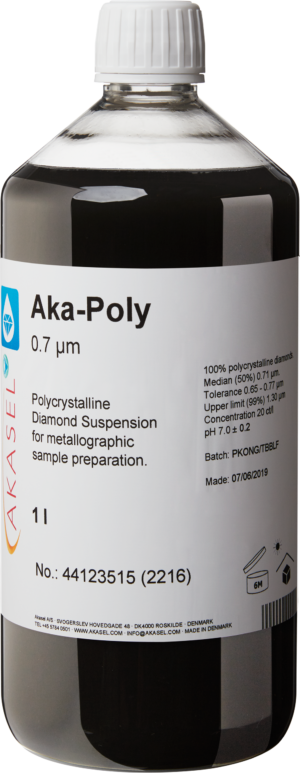 Akasel Aka-Poly 0,7 µm : Flacon noir de 1 litre avec bouchon à vis blanc contenant une suspension de diamant polycristallin spécialement conçue pour la préparation d'échantillons métallographiques. L'étiquette décrit les propriétés de la suspension, notamment la "concentration de diamant de 20 ct/l", la "médiane (50 %) de 0,71 µm", la "tolérance de 0,65 à 0,77 µm" et la "limite supérieure (99 %) de 1,3 µm" Recommandé pour tous les matériaux à l'exception de ceux sensibles à l'eau, il permet une préparation rapide de l'échantillon et un réglage précis du rapport suspension-lubrifiant.
