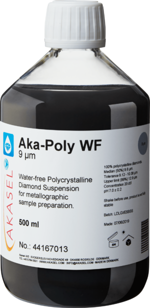 Akasel Aka-Poly WF 9 µm : flacon de 500 ml avec bouchon à vis blanc, contenant une suspension de diamant polycristallin noir profond, sans eau, spécialement conçue pour la préparation métallographique des matériaux sensibles à l'eau. L'étiquette affiche clairement des spécifications telles que "Concentration de diamant de 20 ct/l", "Médiane (50 %) 9,6 µm", "Tolérance 9,12 - 10,08 µm" et "Limite supérieure (99 %) 12,9 µm" Ce produit permet un réglage précis du rapport suspension-lubrifiant et est idéal pour les échantillons délicats.