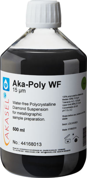 Akasel Aka-Poly WF 15 µm : Une bouteille de 500 ml avec un bouchon à vis blanc, contenant une suspension de diamant polycristallin noir, sans eau, spécialement conçue pour la préparation d'échantillons métallographiques. L'étiquette fournit des détails tels que "Médiane (50 %) 15 µm", "Tolérance 14,2 - 15,8 µm", "Limite supérieure (99 %) 21,5 µm" et une concentration de produit de 20 ct/l. Le flacon indique le numéro de lot, la date de fabrication et les instructions d'application, y compris le rappel de bien agiter le flacon avant utilisation.