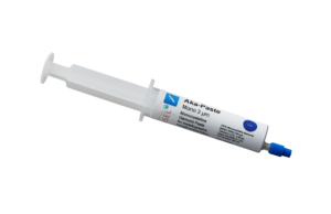 Image du produit Aka-Paste Mono 3 µm - une pâte de diamant monocristallin pour la préparation d'échantillons métallographiques. L'étiquette du distributeur de type seringue indique le numéro de produit 47015011 et les principales caractéristiques : concentration en diamant de 500 ct/l, 100 % de diamants monocristallins avec une taille médiane de 2,84 µm, une plage de tolérance de 2,7-2,98 µm et une limite supérieure de 99 % de 4,1 µm. Recommandé pour le polissage manuel et l'apprêtage de nouveaux draps de polissage.