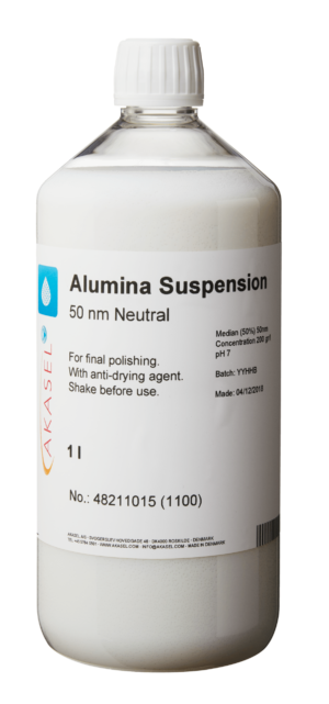 Image de la suspension d'alumine 50 nm neutre d'Akasel, bouteille de 1 litre avec un bouchon blanc pour le polissage final des échantillons métallographiques. La suspension peut être mélangée à des agents de mordançage pour renforcer l'action de polissage. Concentration d'alumine 200 g/l, taille médiane des particules 50 nm, pH 7 - 8. Contient un agent anti-séchant. Agiter avant utilisation.