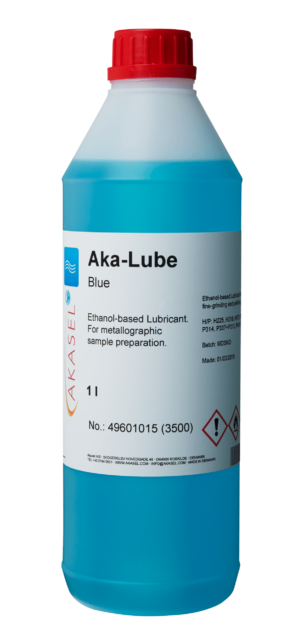 Akasel Aka-Lube Blue, un lubrifiant à base d'éthanol dans une bouteille transparente de 1 litre avec un liquide bleu vibrant. Assure une lubrification constante pendant les tâches de polissage métallographique.