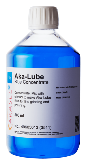 Akasel Aka-Lube Blue Concentrate, un concentré dans une bouteille transparente de 500 ml avec un liquide bleu vibrant. Conçu pour être mélangé avec de l'éthanol pour le ponçage fin et le polissage métallographique.