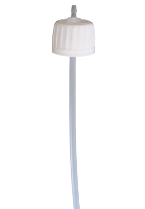 Couvercle adaptateur blanc avec une buse intégrée et remplaçable et un long tuyau transparent. L'adaptateur relie les bouteilles de distribution pour les suspensions de diamant ou d'oxyde aux unités de dosage. Compatible avec les flacons de 500 ml et 1 l.