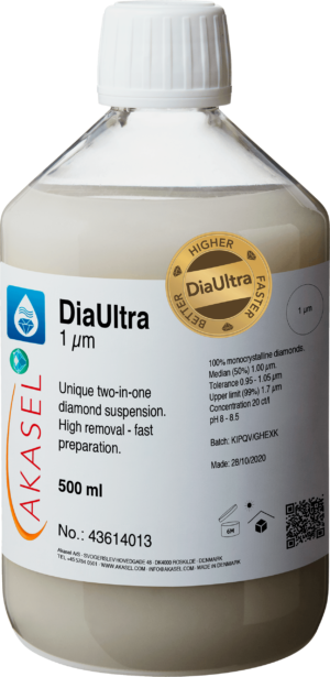 Flacon de suspension diamantée Akasel DiaUltra 1 µm de première qualité avec 100 % de diamants monocristallins, utilisés pour le polissage métallographique. Le flacon est muni d'un bouchon blanc et d'une étiquette détaillée indiquant la concentration, la taille des particules, la médiane, la tolérance, la limite supérieure et le pH. Suspension diamantée unique 2 en 1 pour un enlèvement élevé et une préparation rapide, 500 ml.