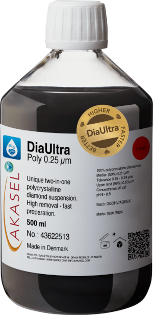Akasel DiaUltra Poly 0.25 µm premium 100% suspension de diamant polycristallin pour le polissage métallographique, dans une bouteille de 500 ml avec un bouchon blanc. L'étiquette détaillée indique la concentration, la taille des particules, la médiane, la tolérance, la limite supérieure et le pH. Suspension diamantée unique 2 en 1 pour un enlèvement élevé et une préparation rapide, 500ml