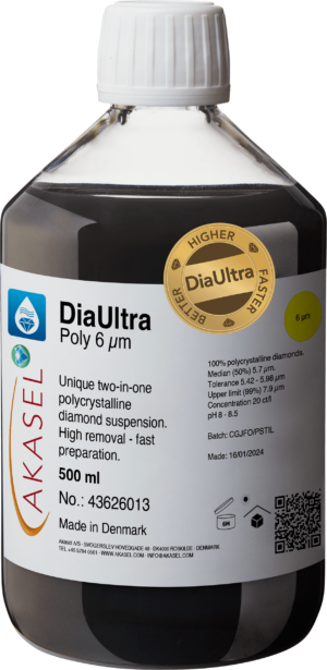 Akasel DiaUltra Poly 6 µm premium 100% suspension de diamant polycristallin pour le polissage métallographique, dans une bouteille de 500 ml avec un bouchon blanc. L'étiquette détaillée indique la concentration, la taille des particules, la médiane, la tolérance, la limite supérieure et le pH. Suspension diamantée unique 2 en 1 pour un enlèvement élevé et une préparation rapide, 500 ml.